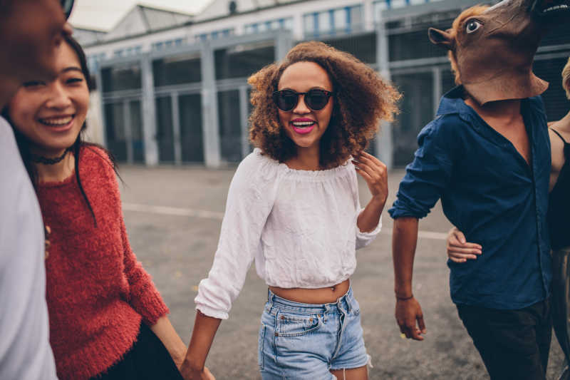 轻人走在街上玩得很开心