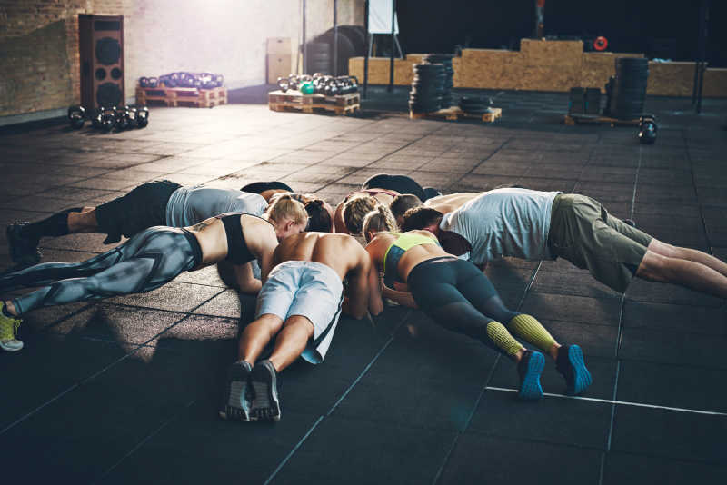 聚在一起做平板支撑的健身男女