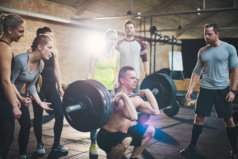 浑身肌肉的男人抬起杠铃