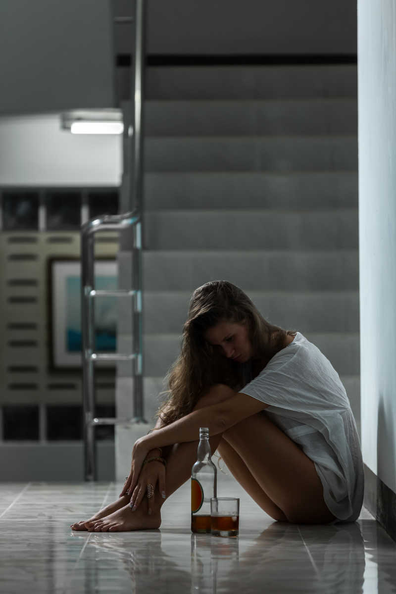 在楼道中孤独的女孩与红酒