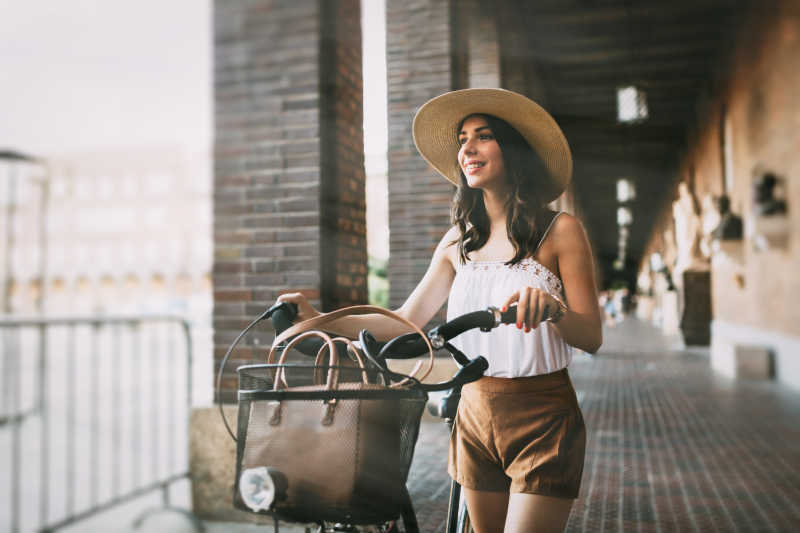 以自行车为交通工具的旅游妇女