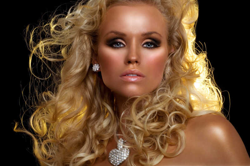 带钻石首饰的性感模特