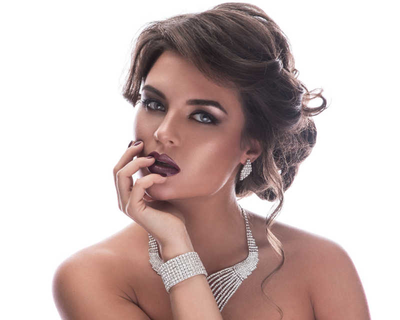 白色背景下带着漂亮首饰的女人