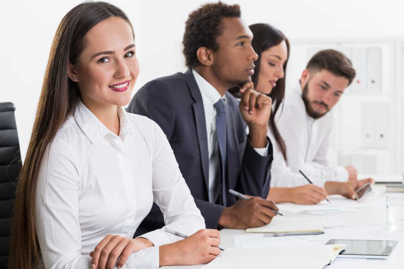 微笑的女孩和她的同事