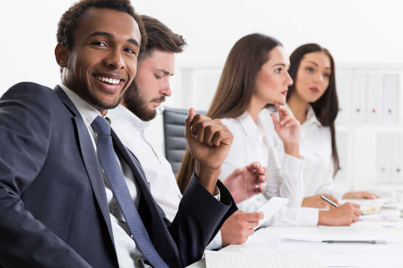 正在开会的四个年轻人