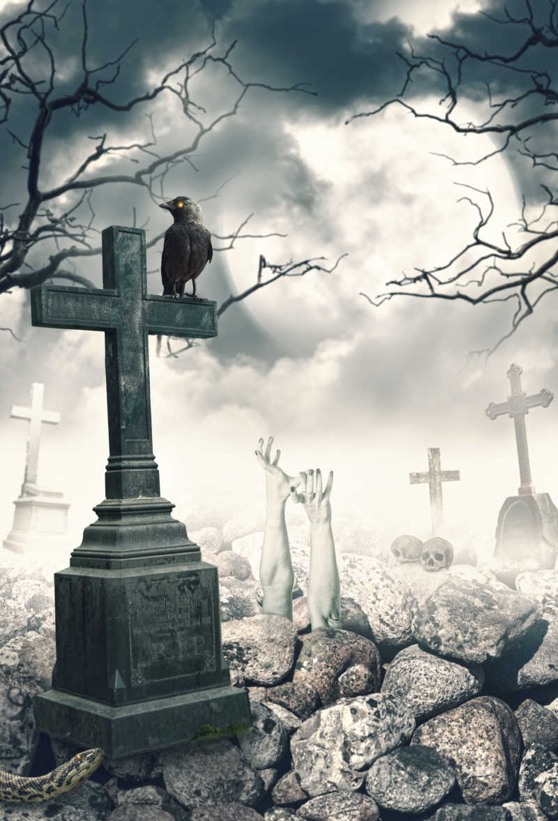 墓地上的十字架和乌鸦和一双挣扎的双手