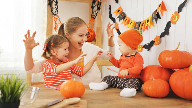 快乐的妈妈跟孩子们在玩耍