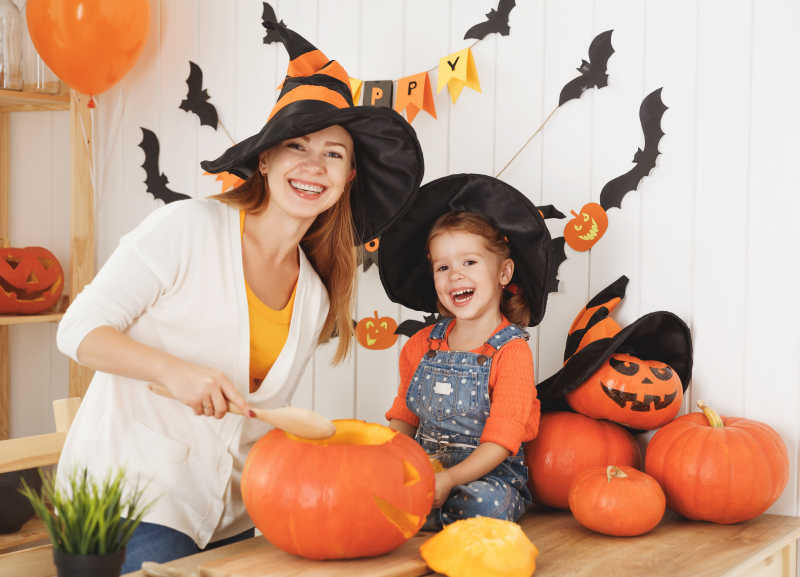 万圣节装饰家里的妈妈和孩子
