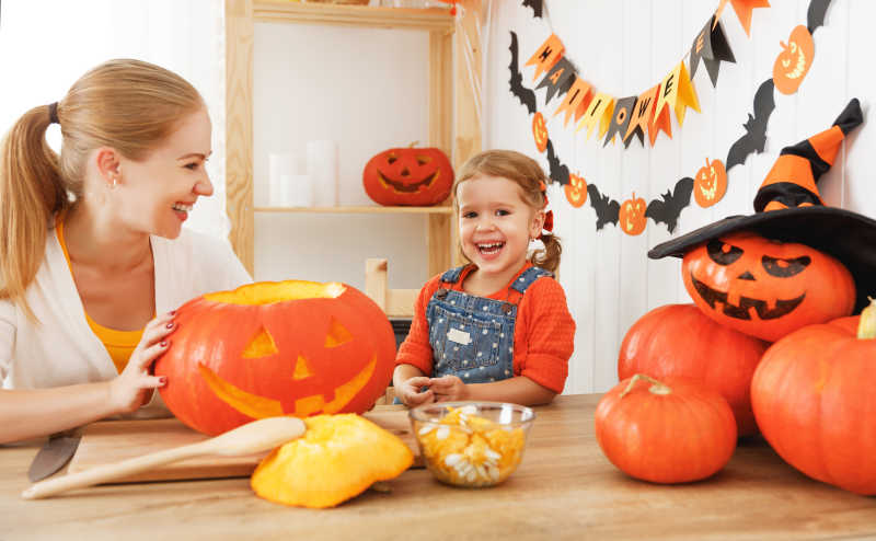 家庭母亲正在为万圣节做装饰