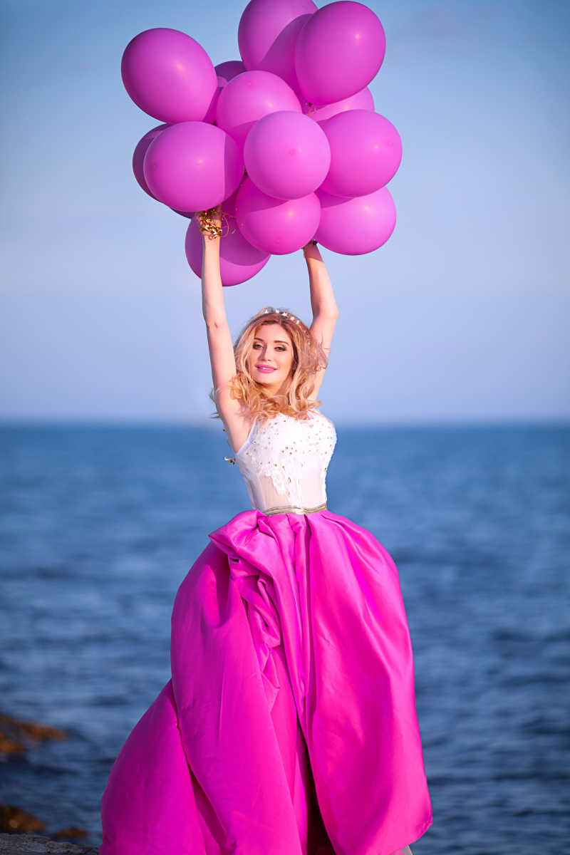 举着粉色气球的美女