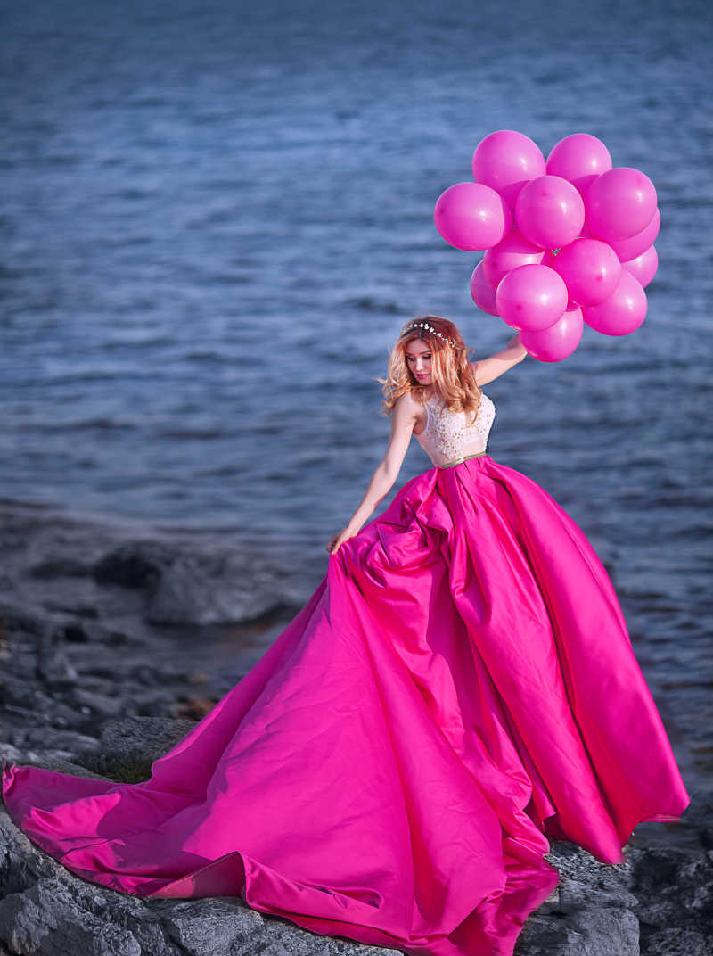 举着粉色气球的美女