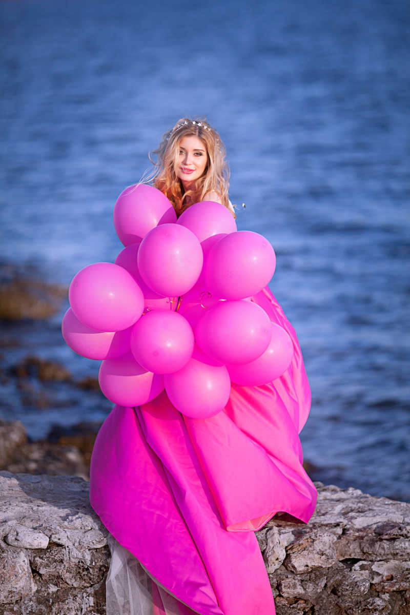 拿着粉色气球的美女