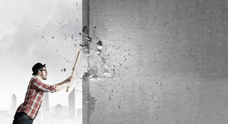 拿着棒子砸墙的男人