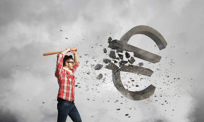 男人挥起棒子砸向悬在空中的石头