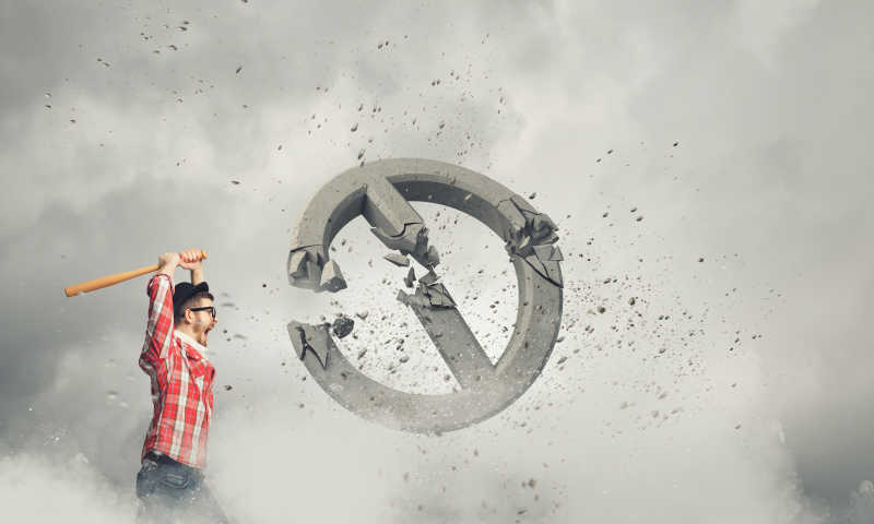 男人拿起棒子愤怒的砸向一个悬在空中的建筑物体