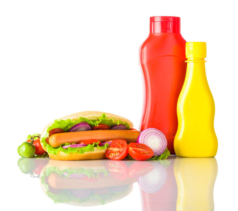 白色背景墙的热狗