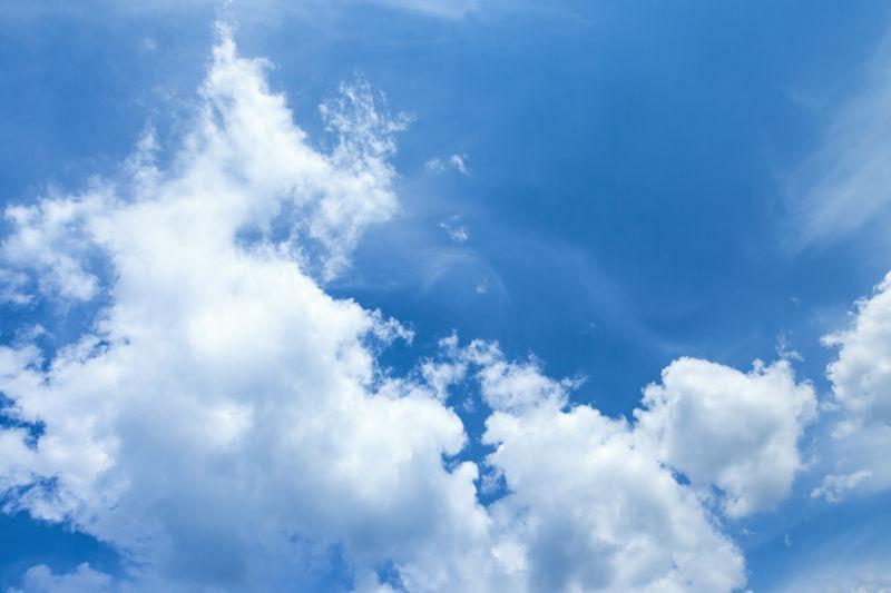 蔚蓝天空中美丽的白色云朵