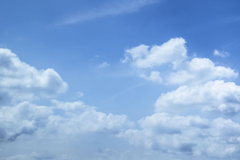 天空中洁白的云朵