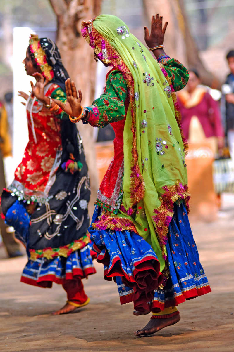 穿着印度传统服饰的两个女儿在跳舞