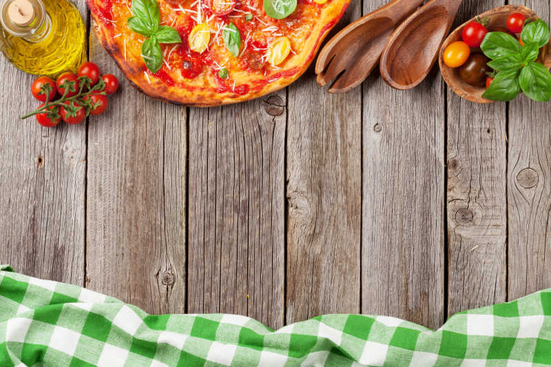 木桌上自制比萨饼配西红柿