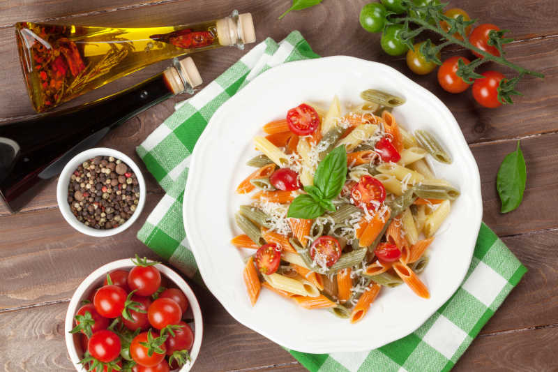 木桌上的色彩缤纷的意大利面食