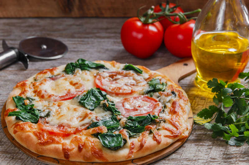 自制的烘烤的菠菜西红柿芝士披萨
