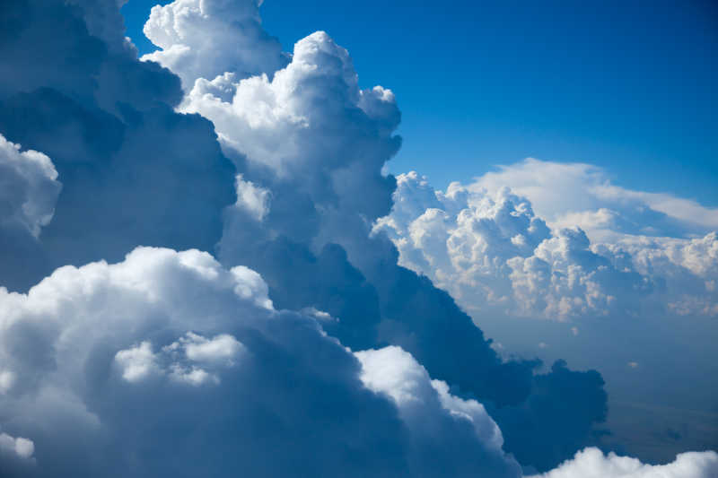 天空和特写云层鸟瞰图