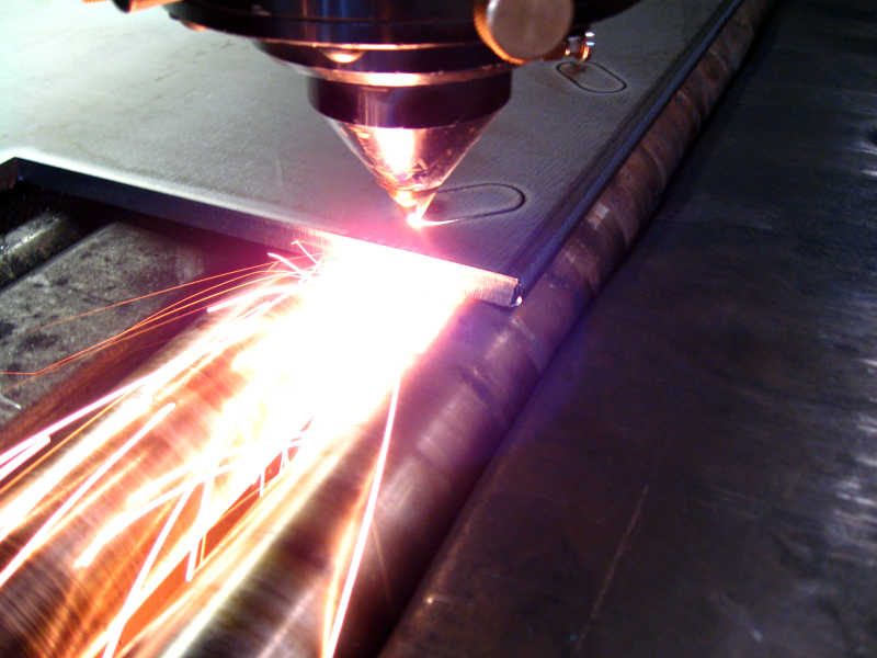 用激光对铁板打孔