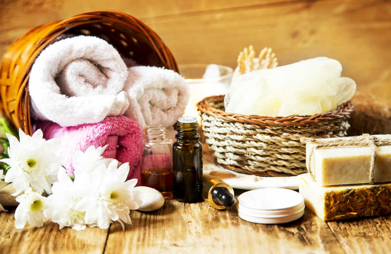 天然SPA皮肤护理所需的精油花毛巾