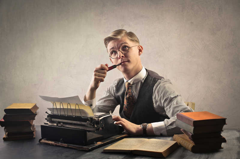 在办公室正在思考的年轻人