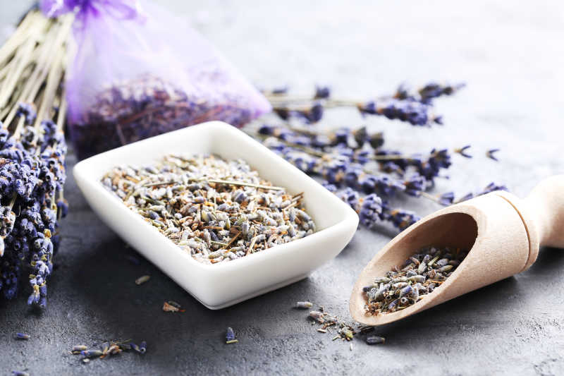 木桌上的薰衣草花籽