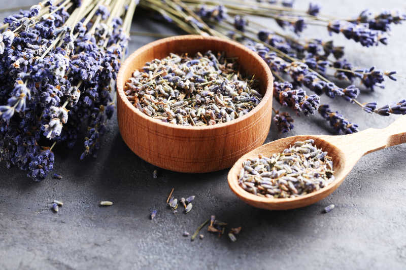 灰色桌子上的熏衣草花