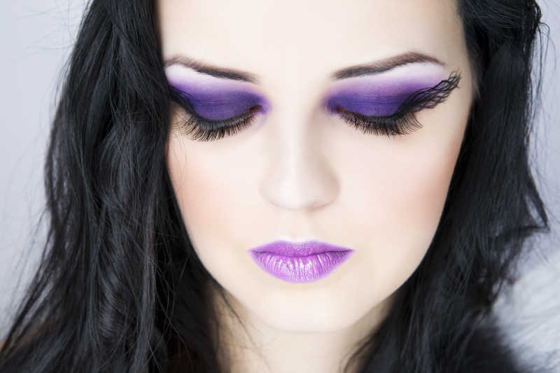 紫色化妆的美女