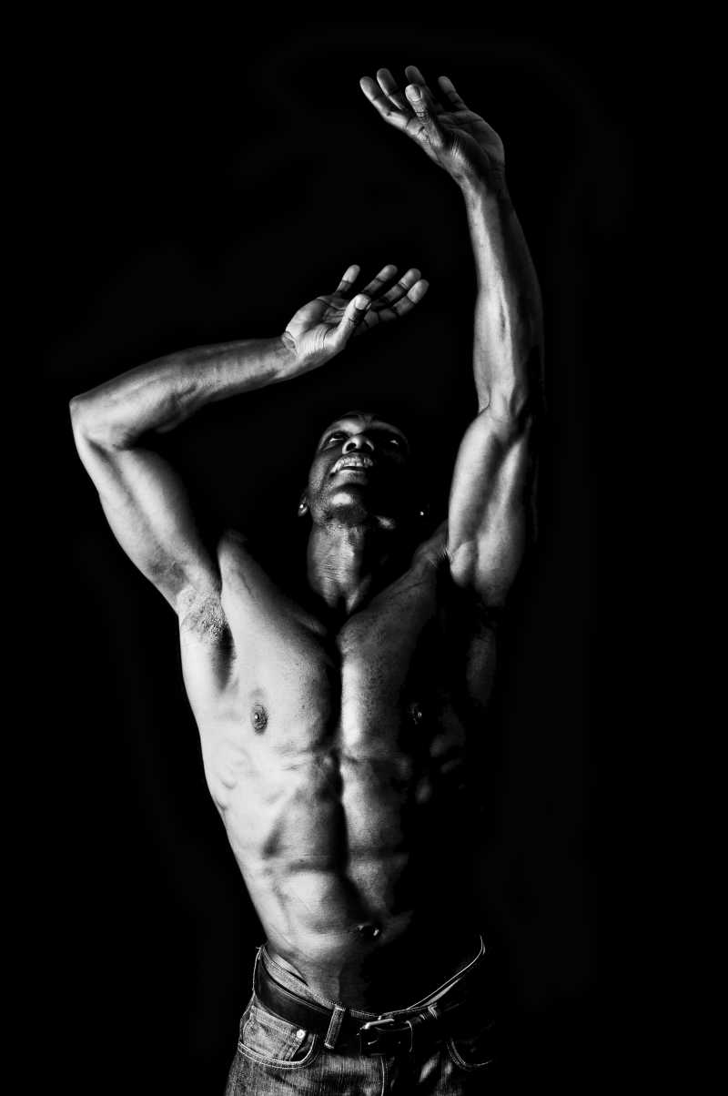 黑色背景下的健康肌肉男人