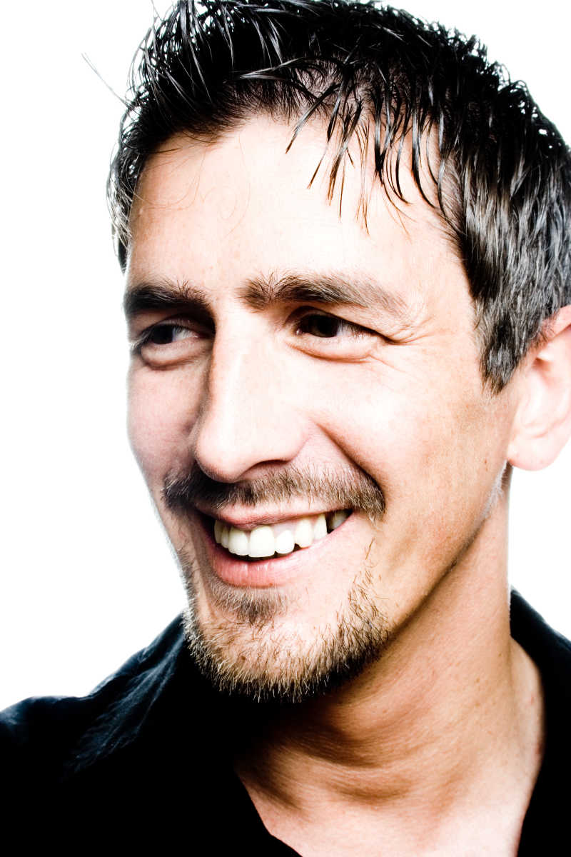 白色背景上微笑的外国男人