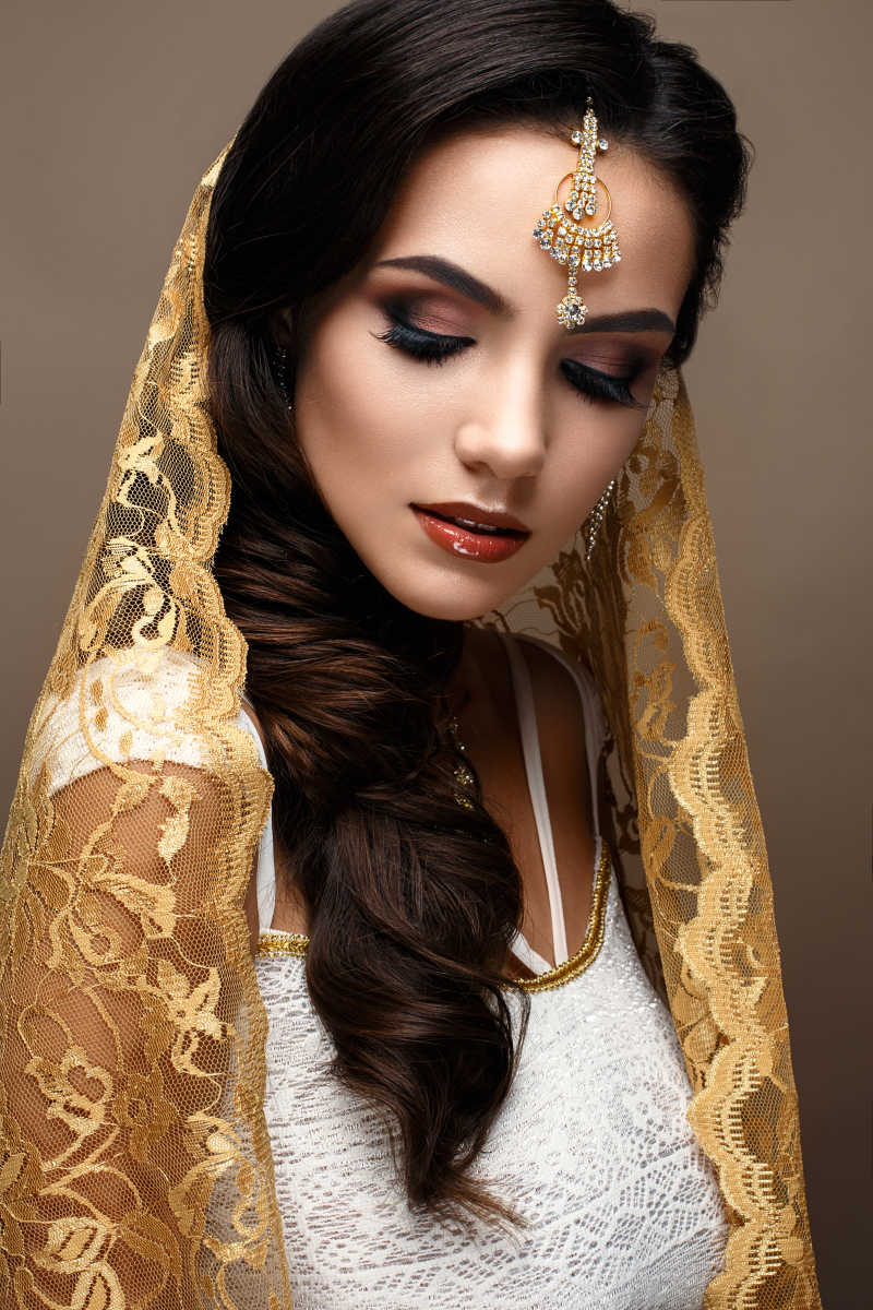 带着金色头巾的印度美女