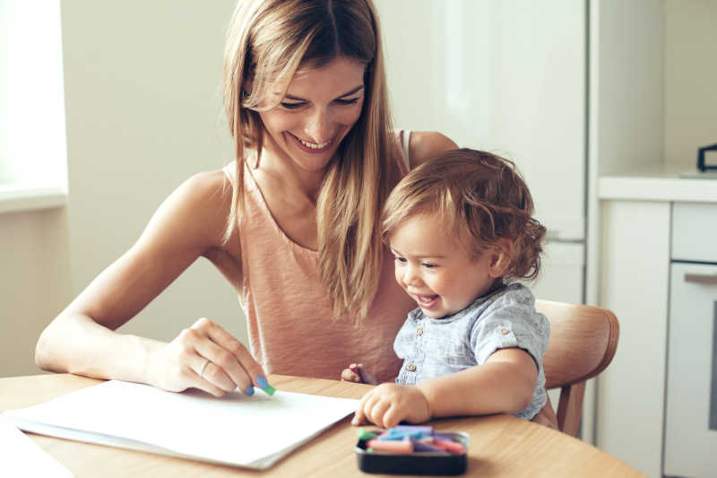 母亲教自己的孩子画画