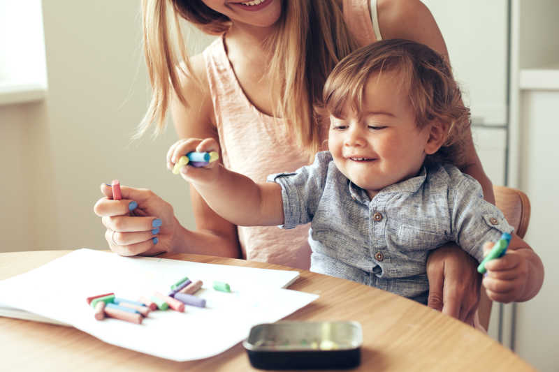 妈妈陪着孩子一起画画