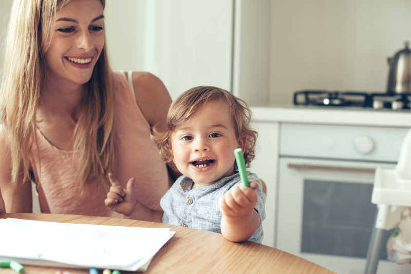 母亲和她的儿子一起画画