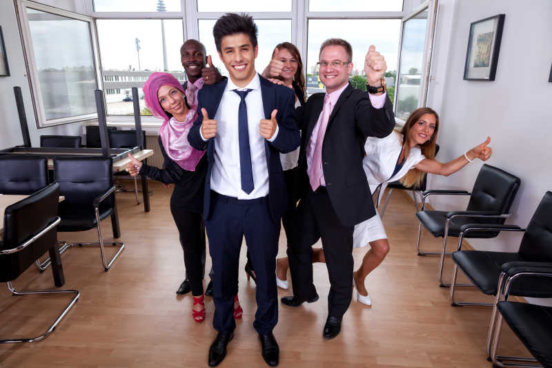 多元文化的商人充分调动