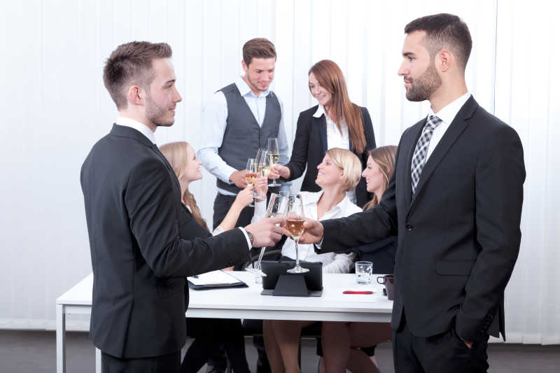 团队庆祝工作顺利完成