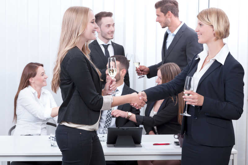 庆祝合作成功的团队庆功会