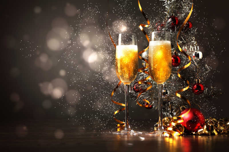 用香槟庆祝新年