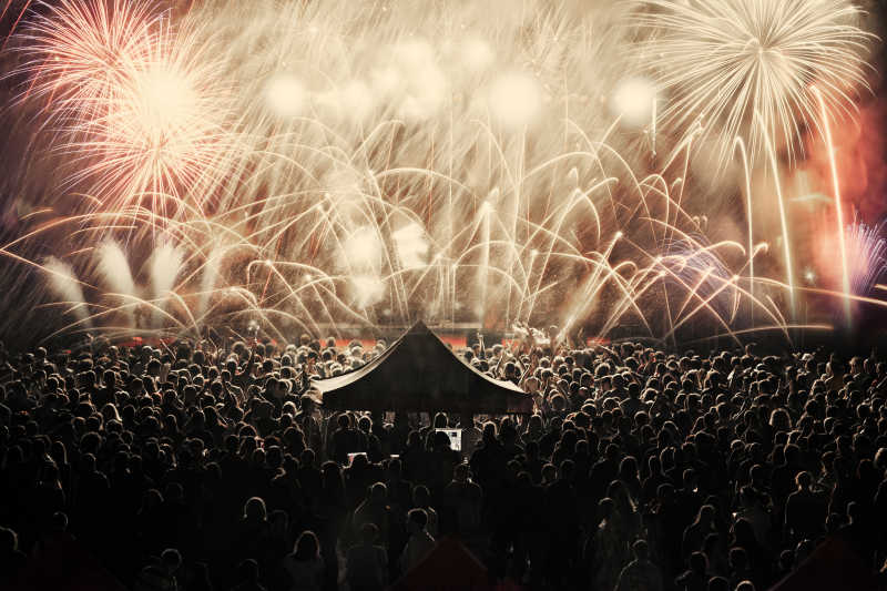 新年的午夜欢呼的人群和烟花