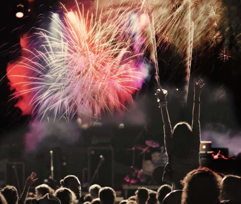 新年午夜欢呼的人群和烟花