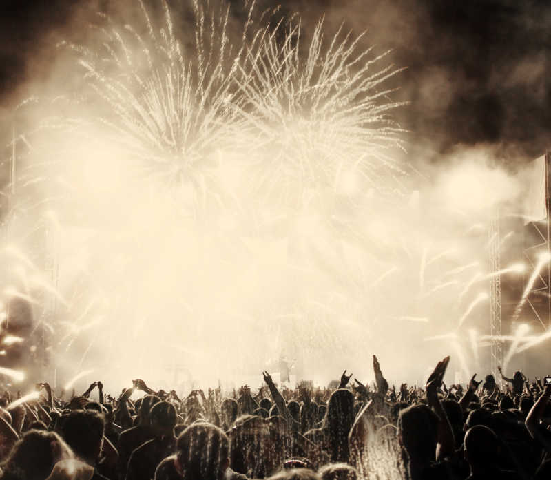 新年观看烟花欢呼的人群