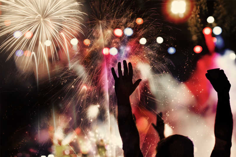 欢呼的人群和烟花