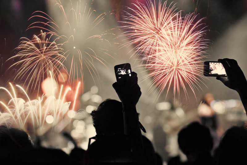 新年夜里的烟花和欢呼的人群