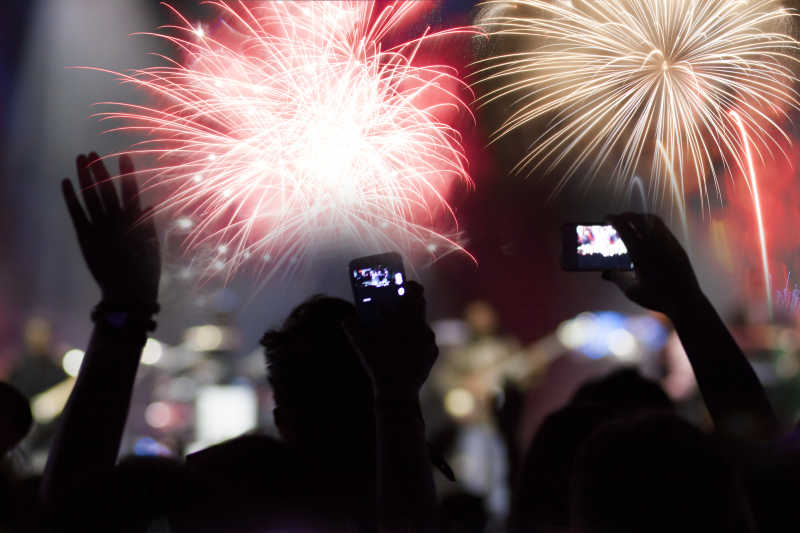 新年欢呼的人群欣赏烟花