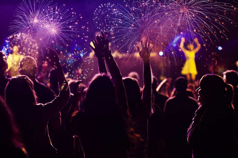 在新年夜里看烟花的人群